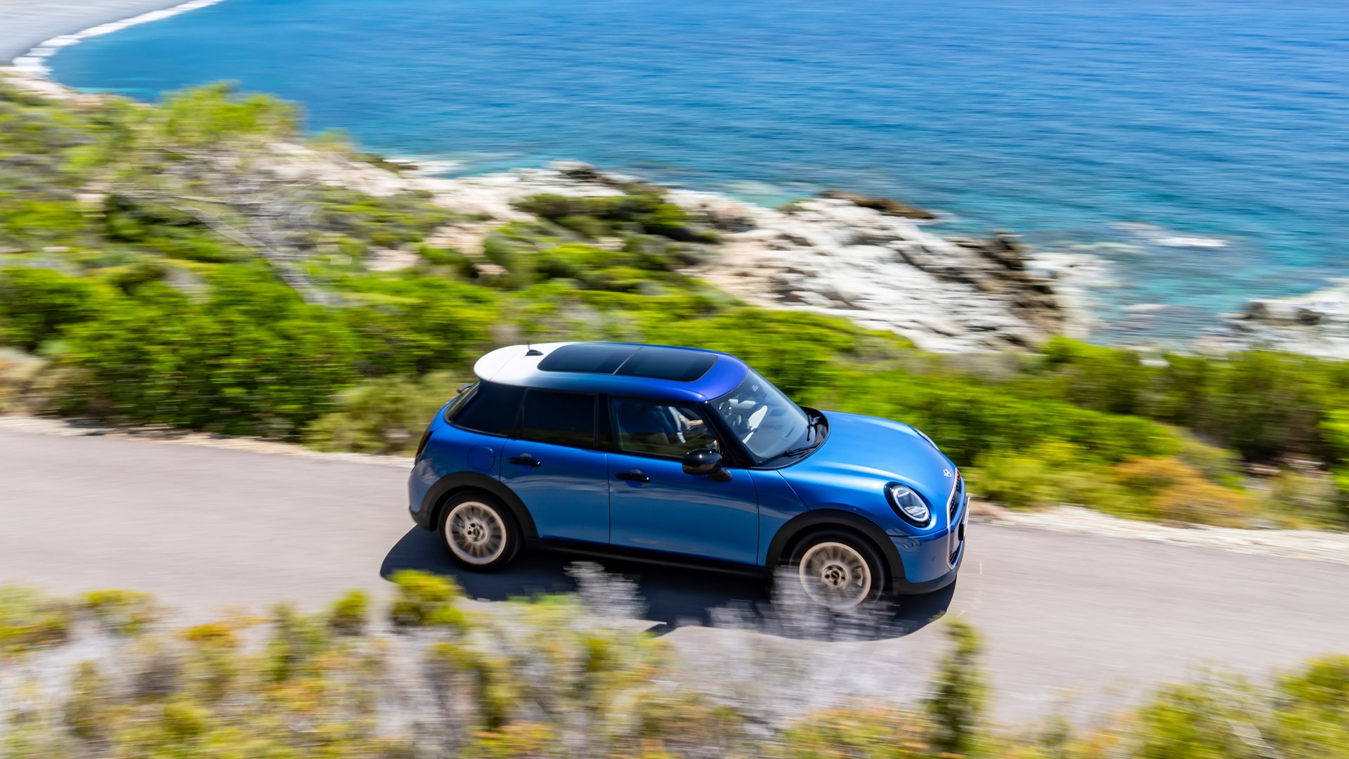 Yazın Ritmi MINI Cooper 5 Kapı ile Çeşme’de | MINI Türkiye